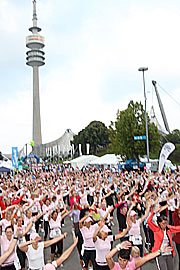 Aufwärmübungen vor dem Start für alle Teilnehmerinnen (©Foto: Martin Schmitz)